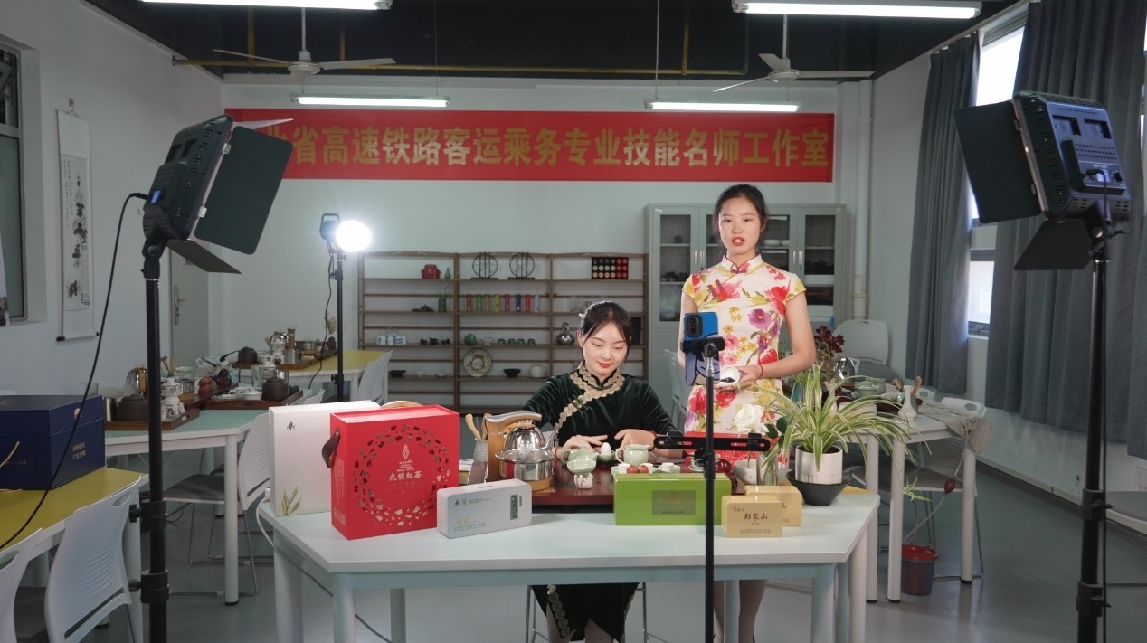 學(xué)生們正在直播。受訪(fǎng)單位供圖