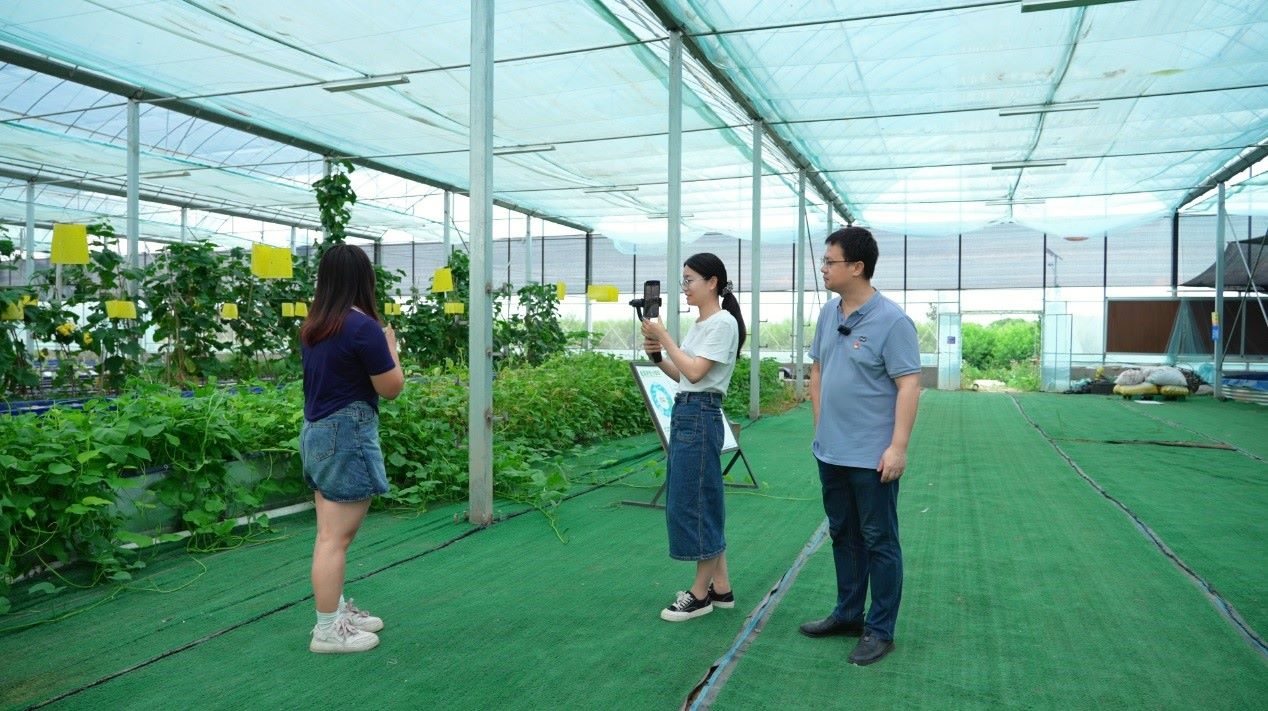 學(xué)生們正在現(xiàn)場(chǎng)直播。受訪(fǎng)單位供圖