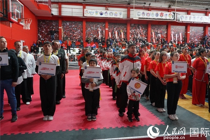 圖為開幕式現(xiàn)場運動員入場儀式。人民網(wǎng)記者 許放攝