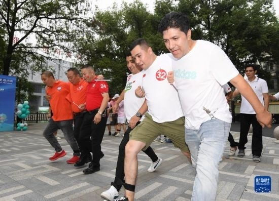 9月28日，在柯橋柯亭社區(qū)，各民族居民參加趣味運(yùn)動(dòng)會(huì)。