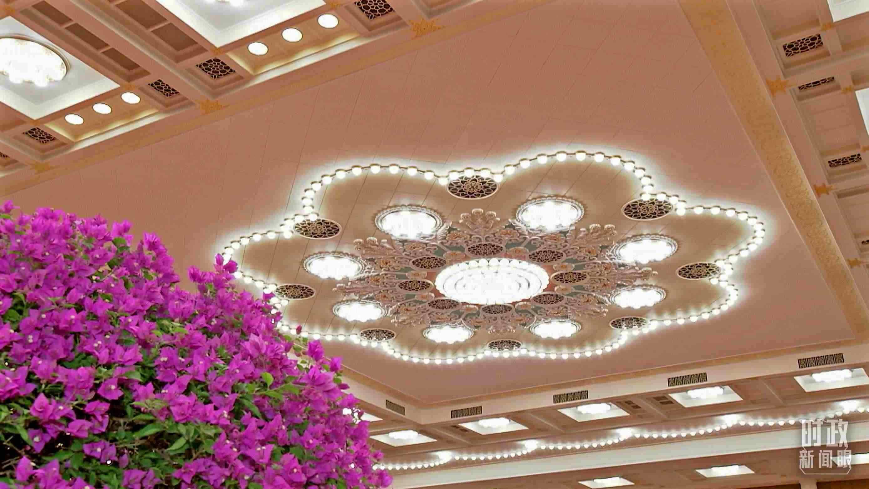 △人民大會堂宴會廳，華燈璀璨、鮮花綻放。