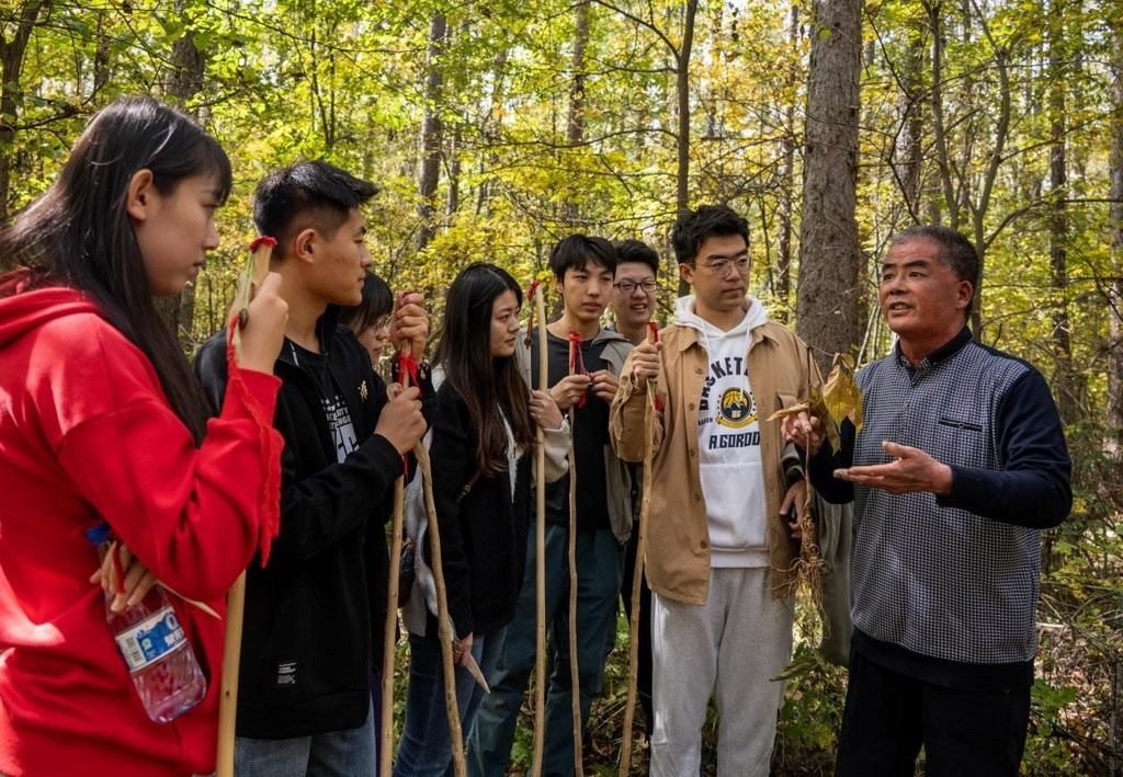 魏本勝為清華大學(xué)同學(xué)介紹長白山人參文化。嚴(yán)磊攝