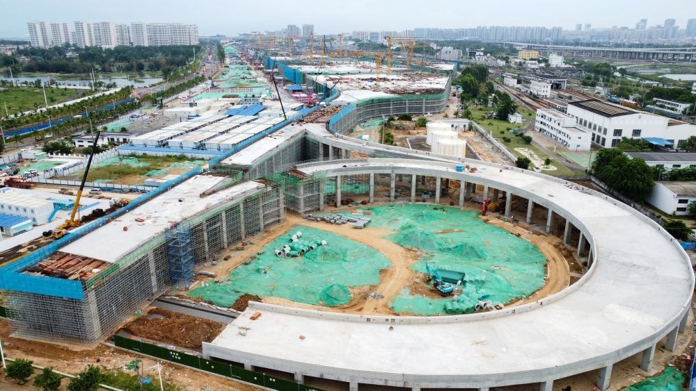 9月9日拍攝的?？谛潞８酆湍细邸岸€口岸”（貨運(yùn)）集中查驗(yàn)場(chǎng)所建設(shè)項(xiàng)目（無(wú)人機(jī)照片）。該項(xiàng)目是海南自貿(mào)港封關(guān)運(yùn)作重點(diǎn)項(xiàng)目。新華社記者 楊冠宇 攝