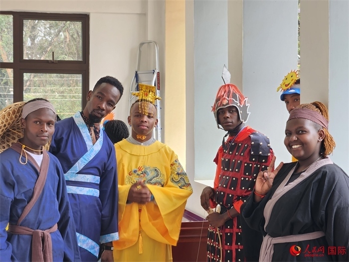 28日，肯尼亞內(nèi)羅畢大學(xué)孔子學(xué)院舉行“詩劇頌中秋，中肯共月明”中秋慶典，情景劇《嫦娥奔月》部分演員合影。人民網(wǎng)記者 黃煒鑫攝