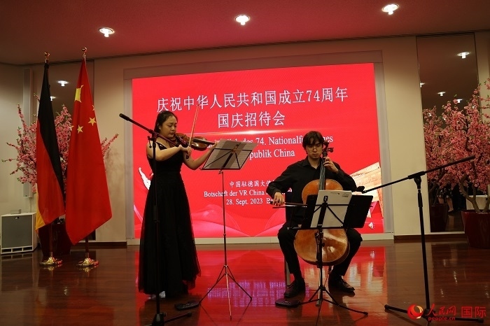 青年音樂(lè)家為來(lái)賓們現(xiàn)場(chǎng)演奏《我和我的祖國(guó)》。人民網(wǎng)記者 劉仲華攝