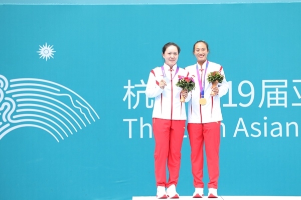 9月29日，鄭欽文(右)和朱琳在頒獎儀式上合影。當(dāng)日，在杭州亞運會網(wǎng)球女子單打決賽中，中國代表團選手鄭欽文2:0戰(zhàn)勝隊友朱琳奪得冠軍。人民網(wǎng)記者 李乃妍攝
