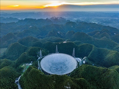 “中國(guó)天眼”全景（維護(hù)保養(yǎng)期間拍攝）。新華社記者 歐東衢 攝