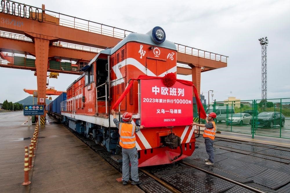 △2023年7月29日，滿載110個標(biāo)箱出口貨物的X8020次中歐班列從浙江義烏西站準備啟程。