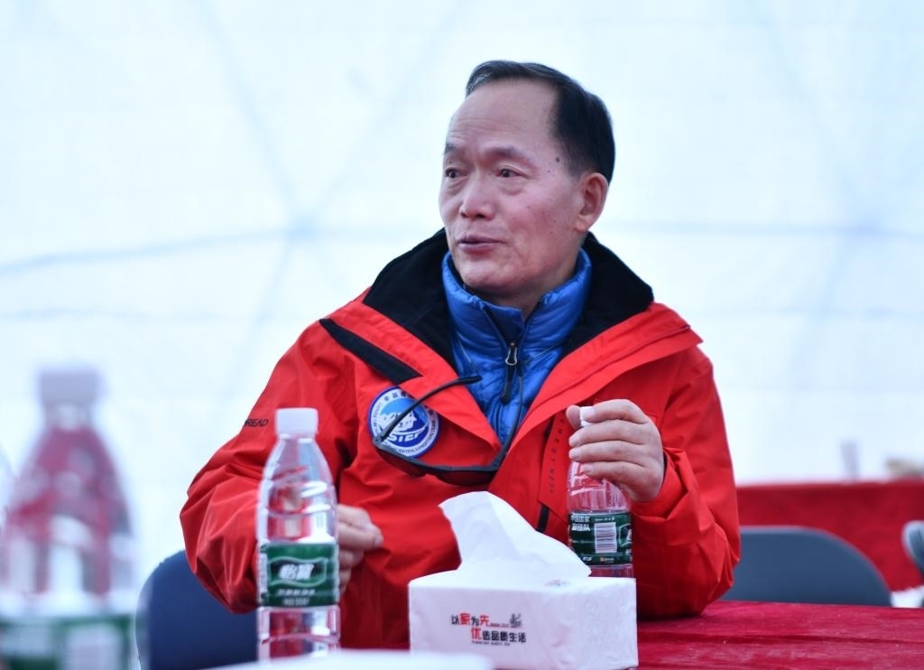 中國科學(xué)院院士、第二次青藏科考隊隊長姚檀棟在卓奧友峰登山大本營（9月29日攝）。新華社記者晉美多吉 攝