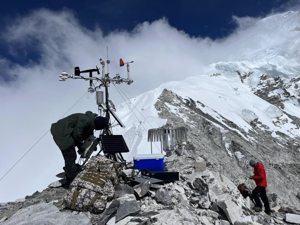科考隊員在海拔6450米架設(shè)自動氣象站（9月25日攝）。（圖片由第二次青藏科考隊科考隊員提供）
