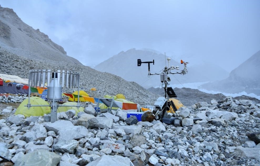 位于海拔5700米卓奧友峰前進營地的自動氣象站（9月29日攝）。新華社記者晉美多吉 攝