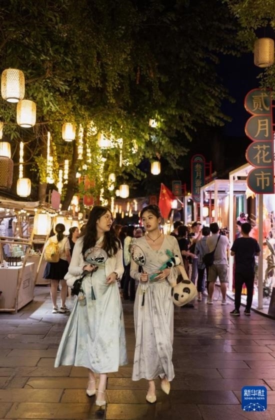 在成都寬窄巷子，兩位來自安徽的游客在新“十二月市”街區(qū)游覽（9月29日攝）。