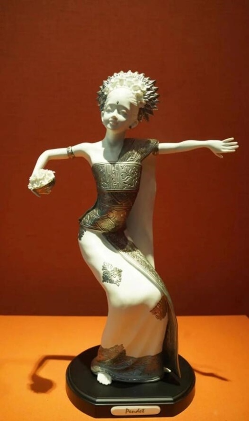 2013年10月，時(shí)任印度尼西亞總統(tǒng)蘇西洛贈(zèng)送習(xí)近平主席的鑲錫瓷塑舞者。