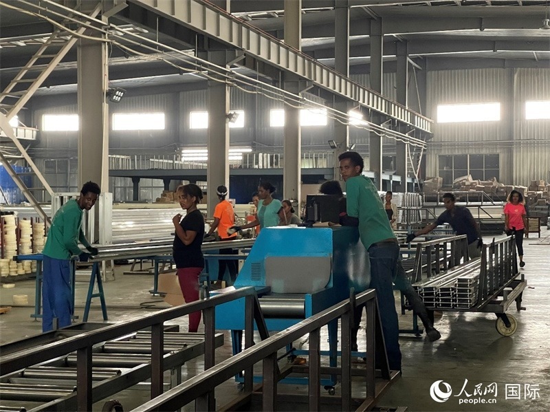 東方工業(yè)園華嘉鋁業(yè)生產(chǎn)車間。人民網(wǎng)記者 趙艷紅攝