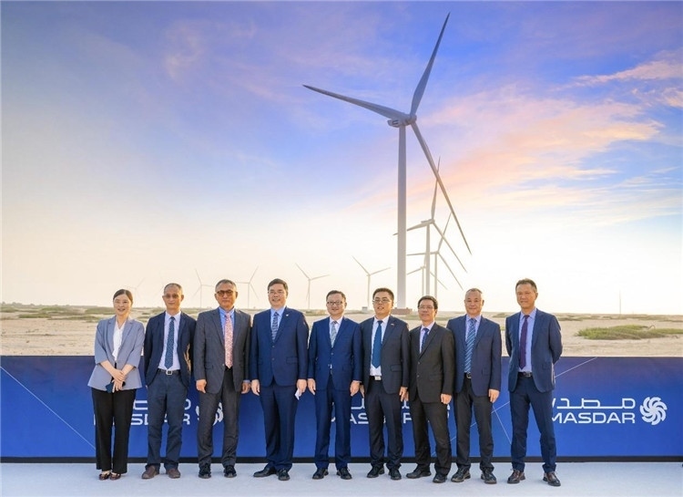 中方建設(shè)者在風(fēng)電場(chǎng)合影。中國(guó)電建供圖