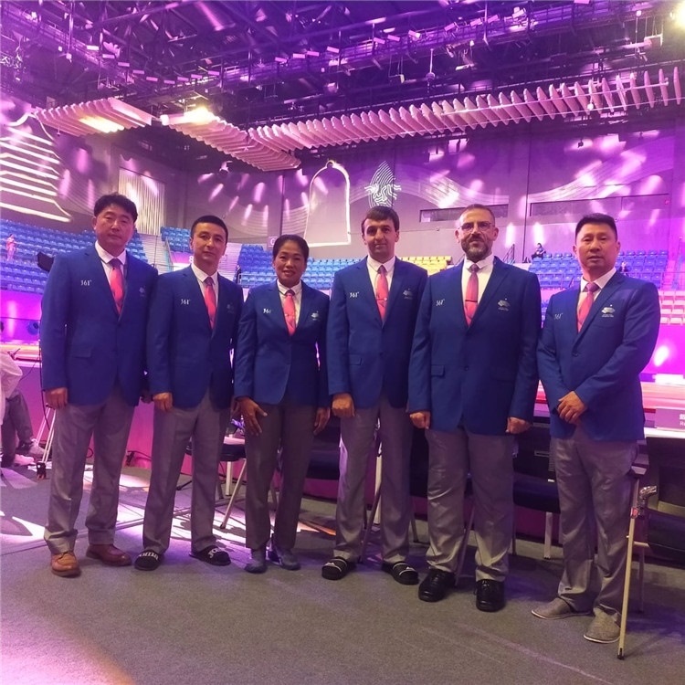 詹多斯·基亞諾夫與各國裁判員合影（左二）。 受訪者供圖