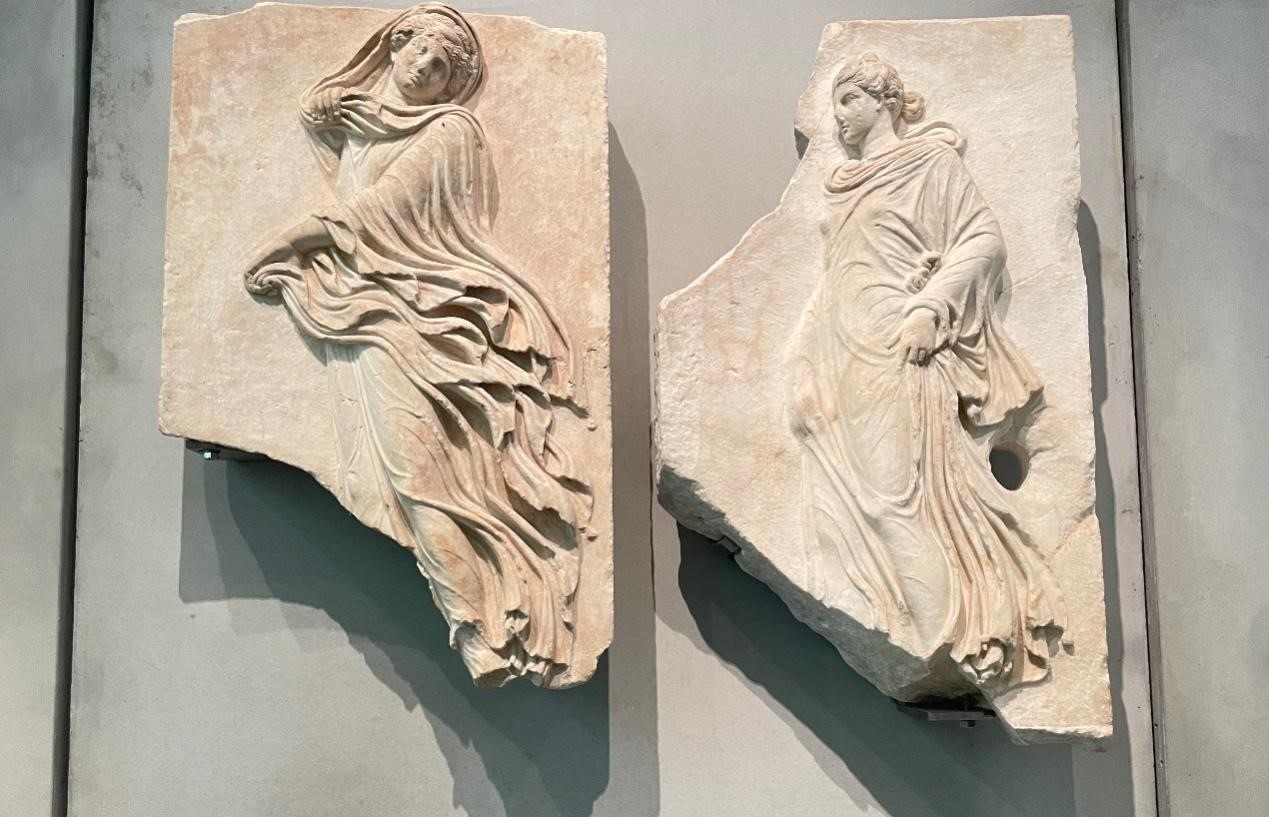 出自酒神劇場的浮雕，刻畫了舞者的形象。人民網記者 郭冠華攝