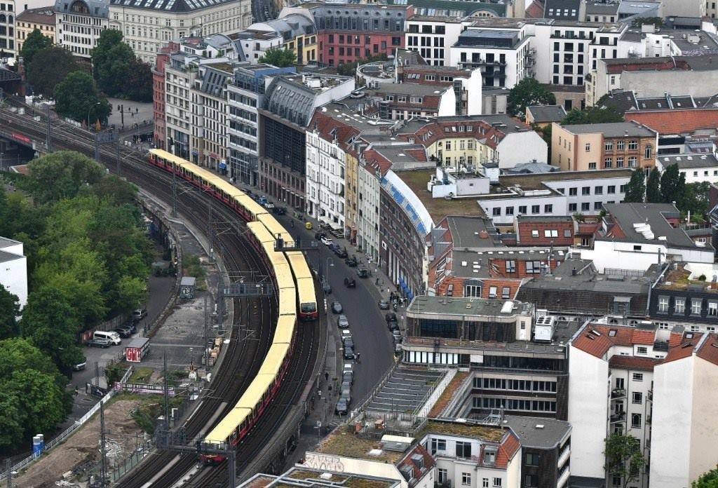 5月23日，列車在德國(guó)柏林市區(qū)行駛。新華社記者任鵬飛攝