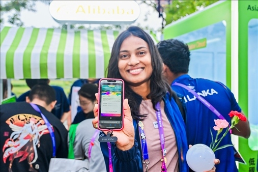 亞運村運動員正在展示個人的低碳賬戶。 受訪者供圖