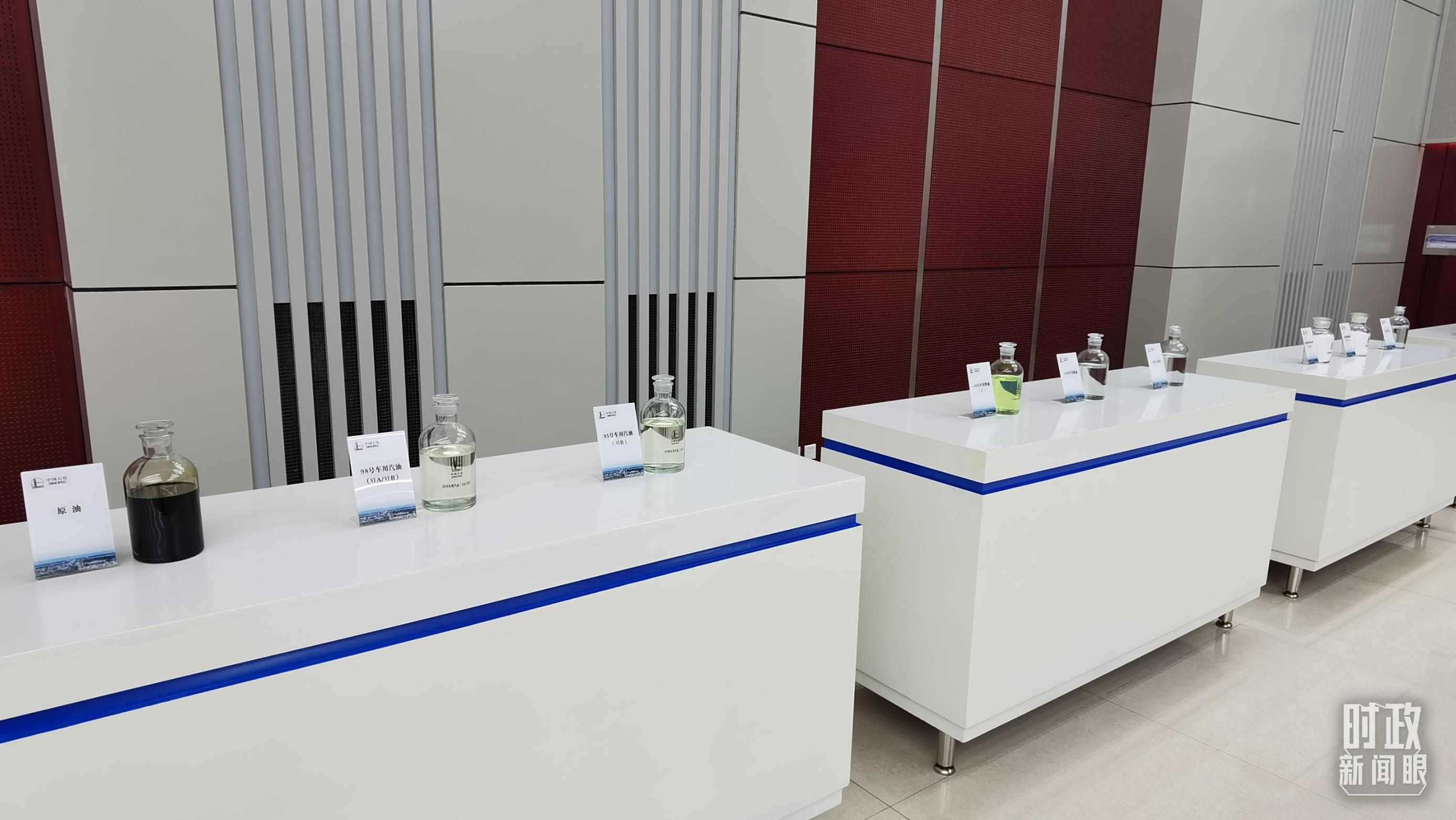 △中國(guó)石化九江分公司生產(chǎn)的產(chǎn)品展示。（總臺(tái)央視記者郭鴻拍攝）