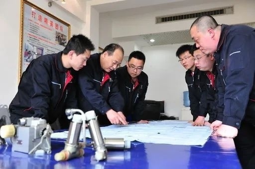 △李志強（左二）與班組成員在研究工作。