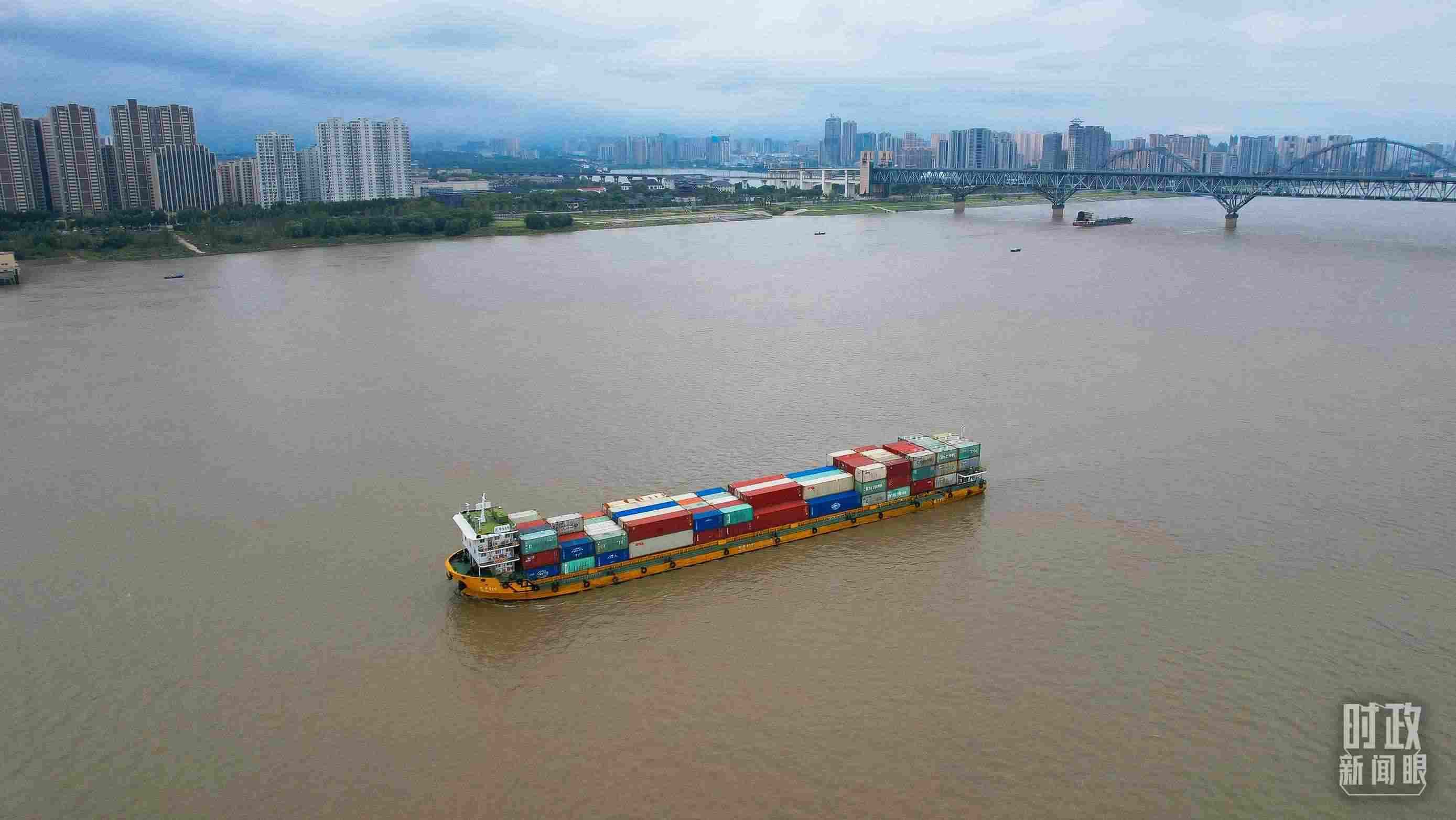 △長(zhǎng)江九江段。（總臺(tái)央視記者范凱拍攝）