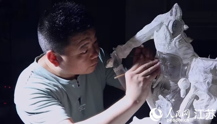 正在精雕細琢的東海水晶。 人民網(wǎng) 范堯攝