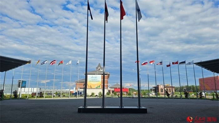 中白工業(yè)園內(nèi)，多國國旗飄揚(yáng)。園區(qū)已有來自16個(gè)國家和地區(qū)的企業(yè)入駐。人民網(wǎng)記者 朱虹攝