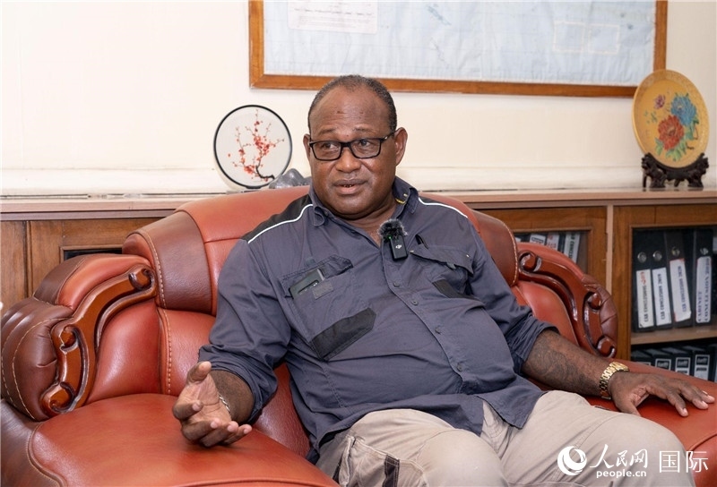 2023年9月13日，所羅門群島副總理兼基礎設施和發(fā)展部長梅納西·梅蘭加在首都霍尼亞拉接受人民網(wǎng)記者專訪。人民網(wǎng) 賀吉攝