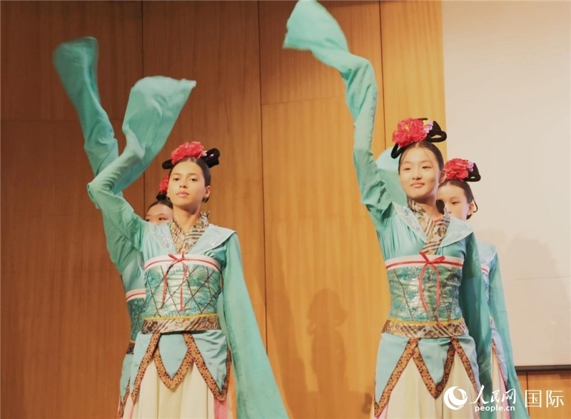 兩國(guó)文化志愿者共同表演中國(guó)傳統(tǒng)舞蹈。人民網(wǎng)記者 陳海琪攝