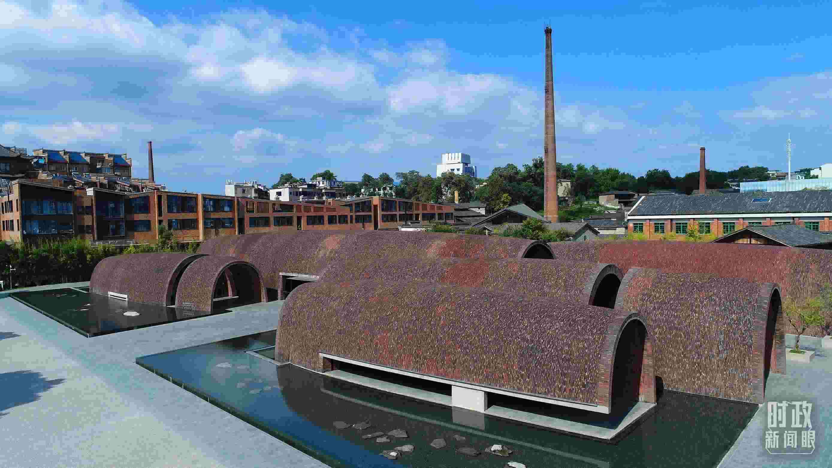 △街區(qū)內(nèi)的博物館，借鑒了景德鎮(zhèn)清代獨(dú)創(chuàng)的蛋形柴窯構(gòu)造特點(diǎn)。（總臺(tái)央視記者范凱拍攝）