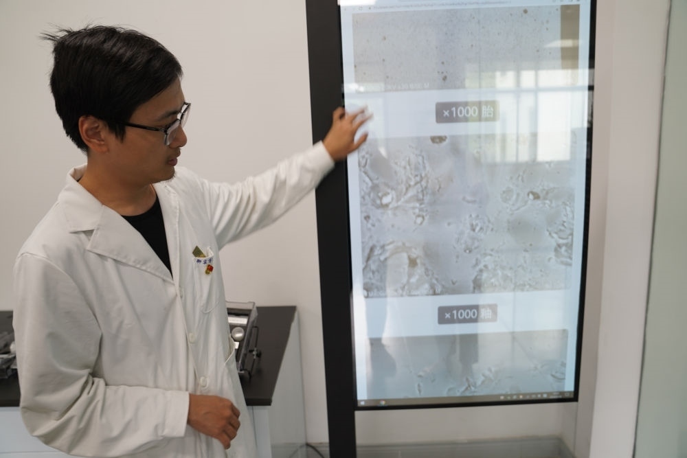 ↑ 工作人員展示瓷片標本的配方研究數(shù)據(jù)（2023年5月16日攝）。