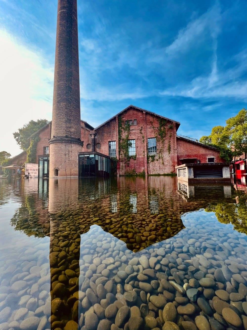 ↑景德鎮(zhèn)陶溪川文創(chuàng)街區(qū)一景（2023年5月15日攝）。