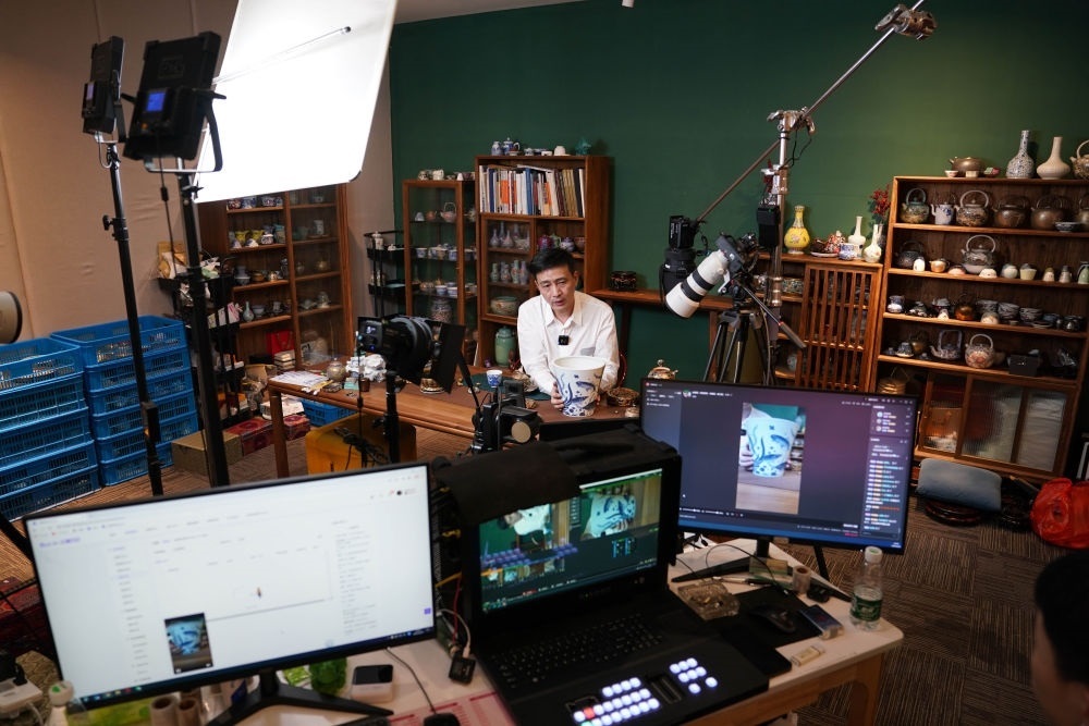 ↑在景德鎮(zhèn)，工作人員通過網(wǎng)絡(luò)直播推介陶瓷產(chǎn)品（2023年2月22日攝）。