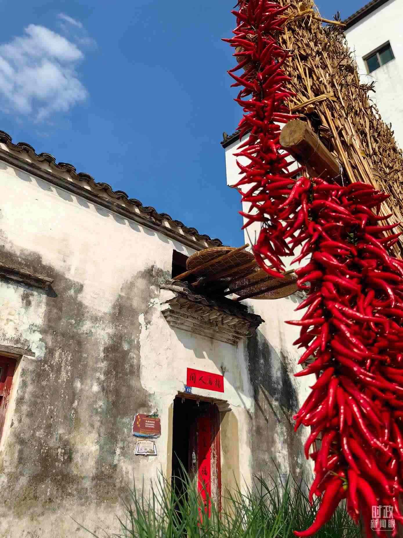 △石門村農(nóng)家晾曬的辣椒。（總臺(tái)央視記者段德文拍攝）