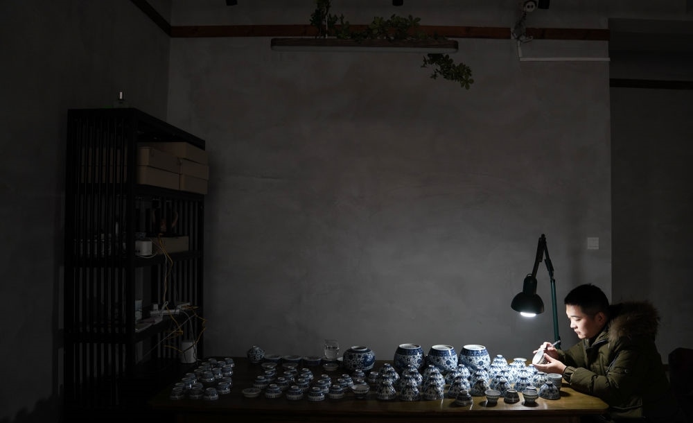 ↑ 2020年12月23日，手工陶瓷制作者在工作室檢測成品。