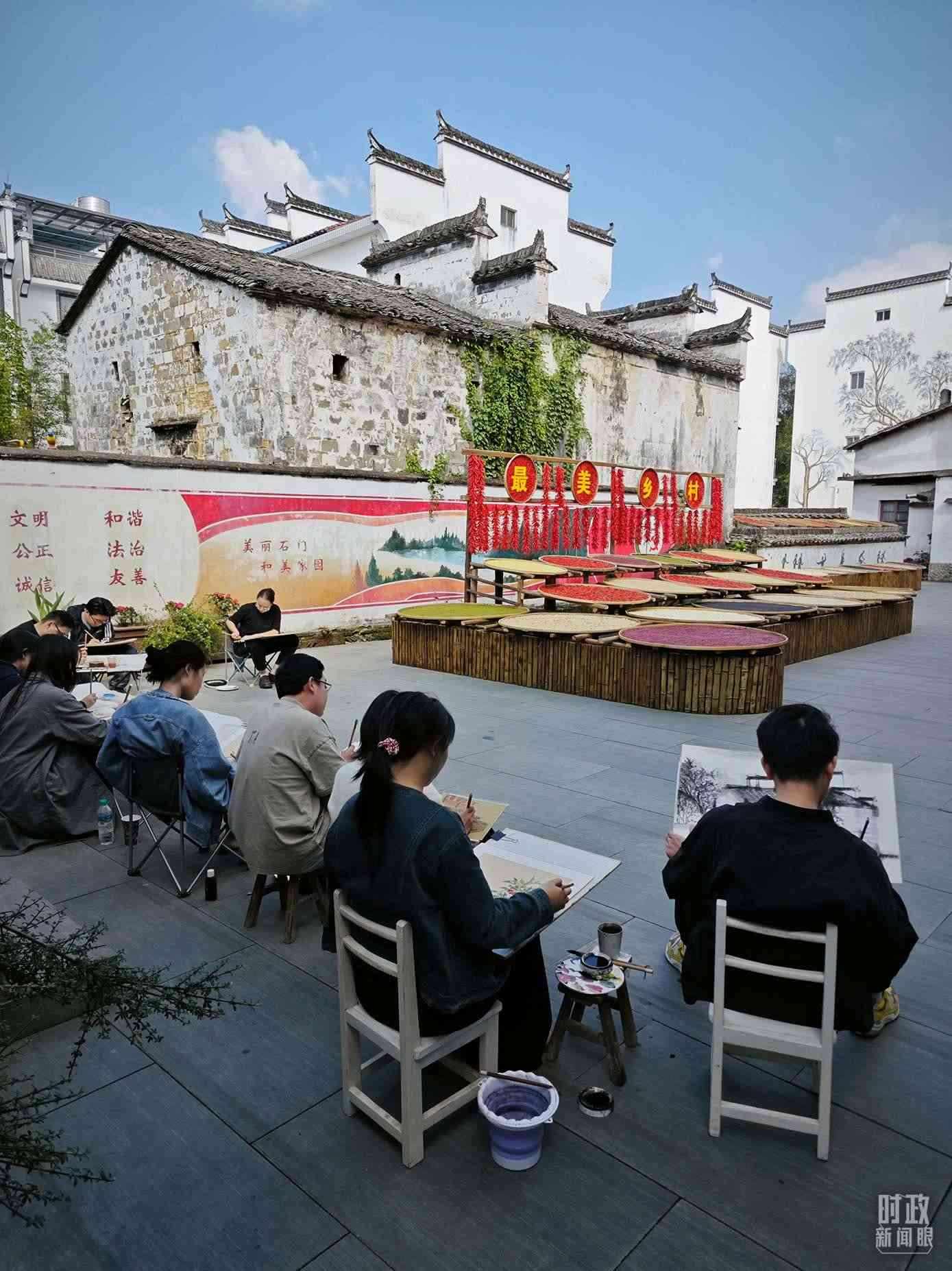 △來(lái)自中國(guó)美術(shù)學(xué)院的同學(xué)在石門村寫生。（總臺(tái)央視記者郁振一拍攝）