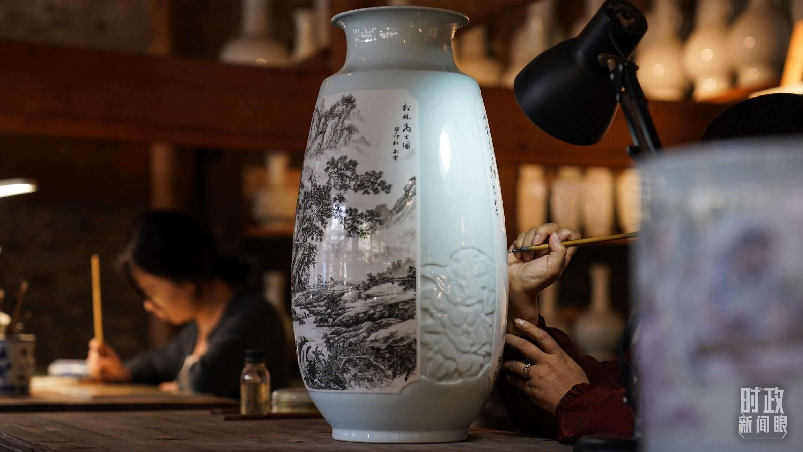 △陶瓷畫師正在繪制瓷器。（總臺(tái)國(guó)廣記者李晉拍攝）