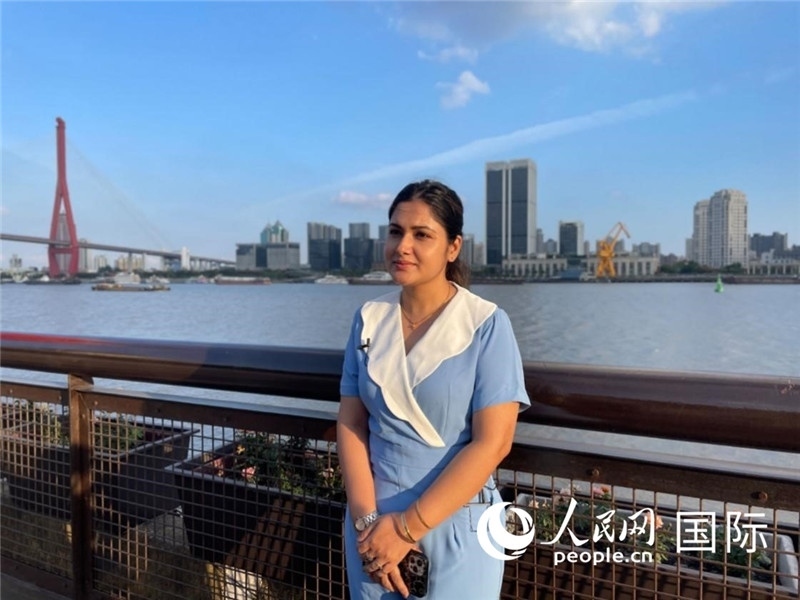 孟加拉國(guó)Channel24電視頻道主持人伊斯拉特·阿敏在上海市楊浦濱江接受采訪。 人民網(wǎng)記者 張榮攝