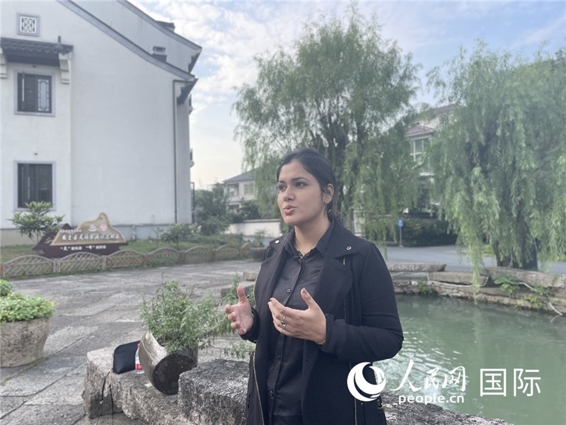 孟加拉國(guó)Channel 24電視頻道主持人伊斯拉特·阿敏在安吉接受記者采訪。人民網(wǎng)記者 張榮攝