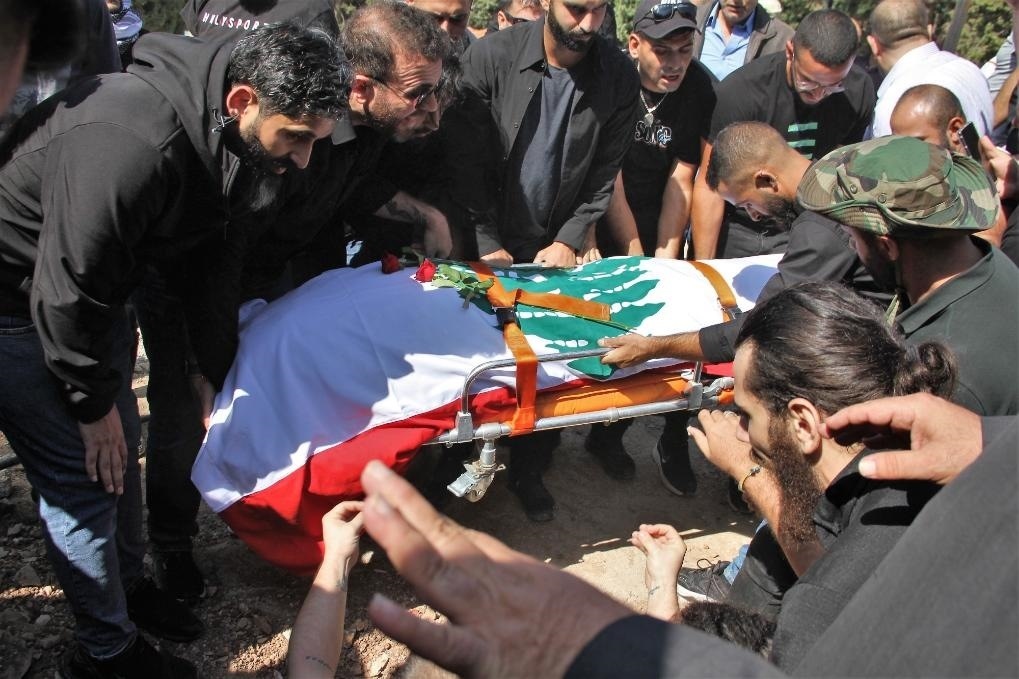 10月14日，黎巴嫩南部希亞姆鎮(zhèn)，黎巴嫩記者和民眾為在以色列轟炸中死亡的攝影記者伊薩姆·阿卜杜拉送葬。新華社發(fā)（塔希爾·阿布·哈姆丹攝）