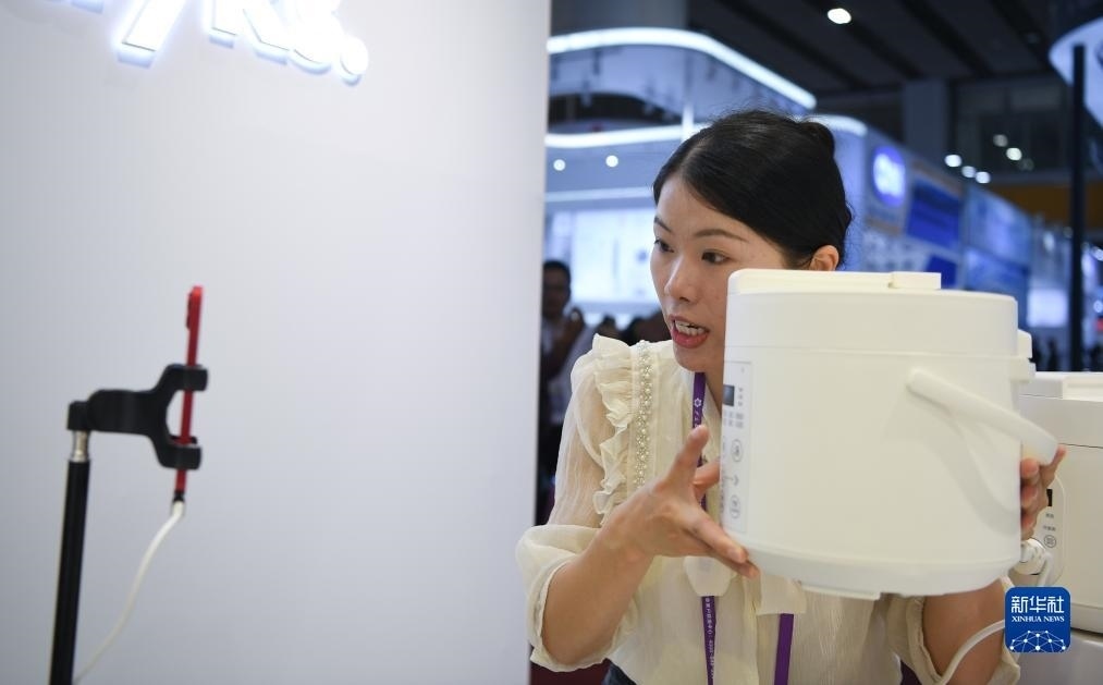 10月15日，參展的工作人員在展臺直播介紹家電產(chǎn)品。新華社記者 鄧華 攝