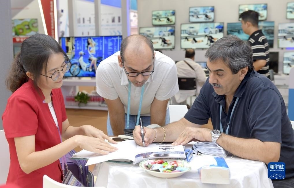 10月15日，客商在廣交會上洽談業(yè)務。新華社記者 盧漢欣 攝