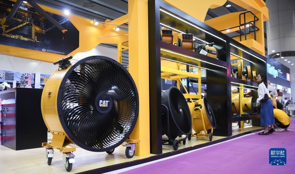 10月15日，參觀者在了解一家美國參展商的產(chǎn)品。新華社記者 鄧華 攝