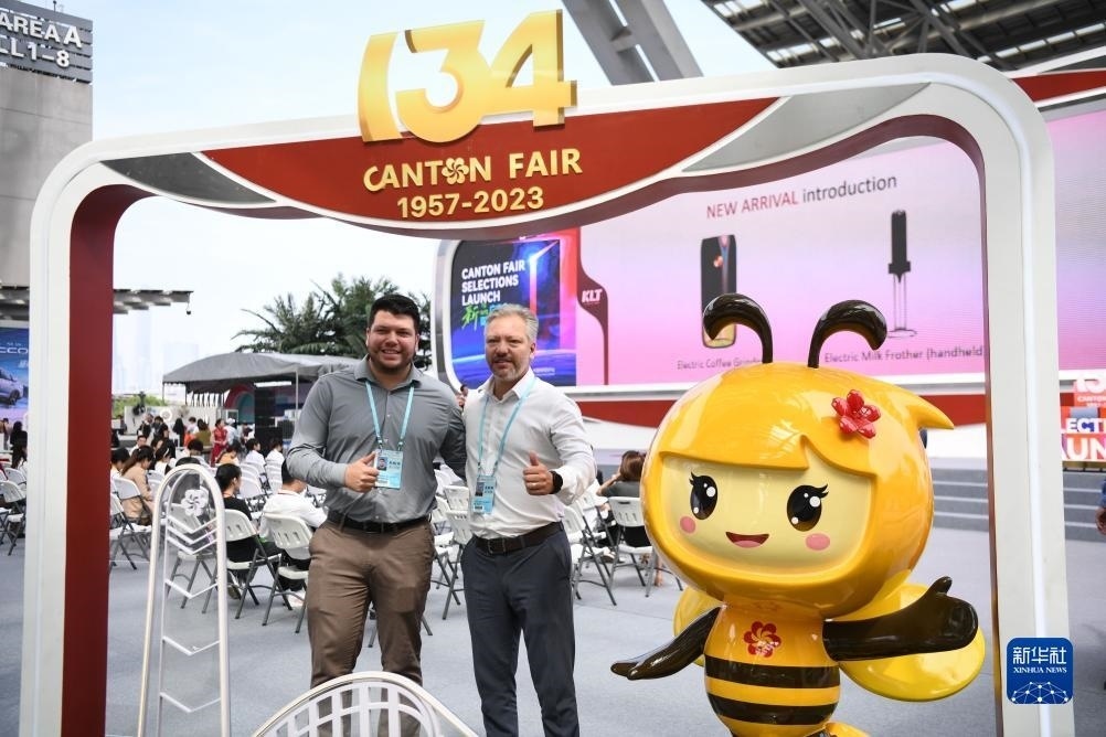 10月15日，來自巴西的采購商在廣交會上合影。新華社記者 鄧華 攝