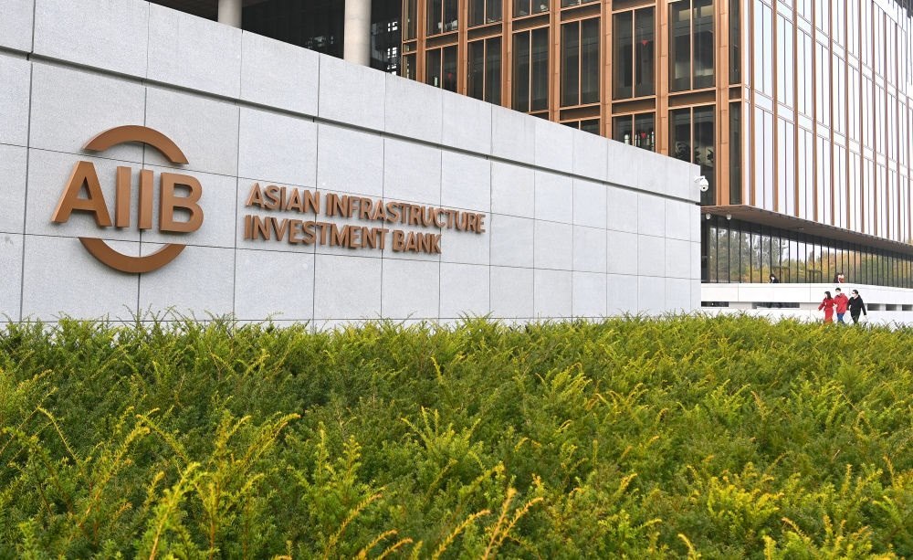 這是亞洲基礎(chǔ)設(shè)施投資銀行（亞投行）標志（2021年10月25日攝）。新華社記者 李賀 攝