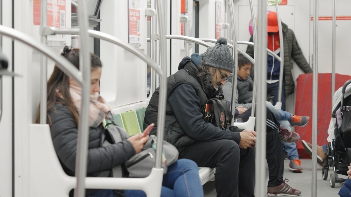 阿根廷布宜諾斯艾利斯市，乘客們乘坐A線地鐵從郊區(qū)前往市內(nèi)。人民網(wǎng)記者 張若涵攝