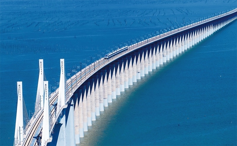 2023年9月28日，中國首條時速350公里跨海高鐵——福廈高鐵正式開通運(yùn)營。圖為一列運(yùn)行試驗(yàn)車組駛過福廈高鐵湄洲灣跨海大橋（9月19日攝，無人機(jī)照片）。 新華社記者 魏培全/攝