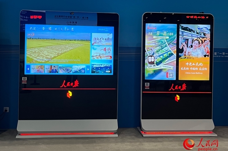 位于新聞中心的人民日?qǐng)?bào)電子閱報(bào)欄。人民網(wǎng)記者 杜燕飛攝