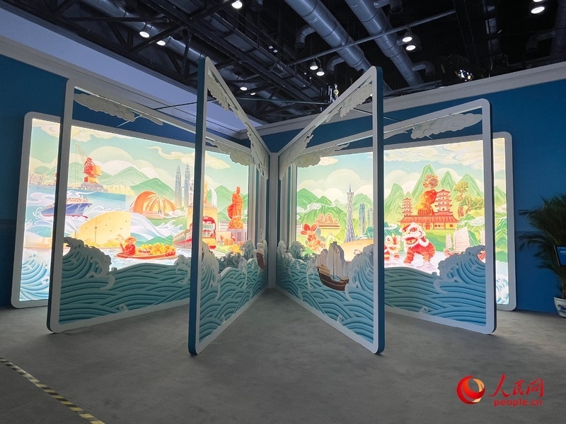 新聞中心媒體公共工作區(qū)兩側(cè)矗立著打開(kāi)的“書(shū)畫(huà)”。人民網(wǎng)記者 杜燕飛攝